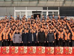情系農(nóng)民工 蛇年送祝?！A兆控股為優(yōu)秀農(nóng)民工發(fā)放春節(jié)禮品